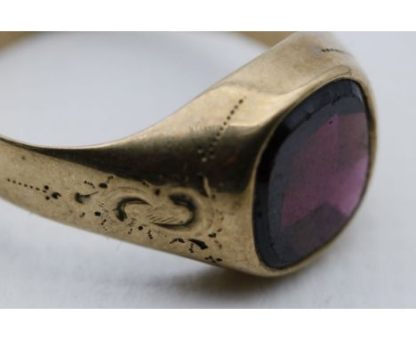 Ring. 333/000 Rosé-G, brutto 3,6 g. Besetzt mit quadratischem, wohl Granat-Tafelstein mit gerundeten Ecken. Tragespuren. Um 1