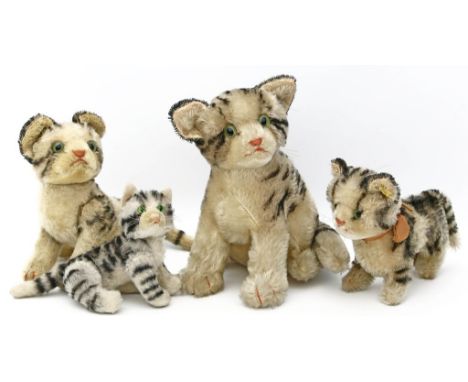 4 Steiff-Katzen. Verschiedene Ausführungen, 2x mit K. Bespielt. 50er/60er Jahre. H. 11 bis 22 cm.