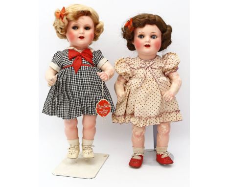 2 Puppenmädchen. Je mit Keramik-Kurbelkopf, gem. K & W. Mohairperücken. Comp.-Stehkörper (Bemalung teils berieben) und wohl o