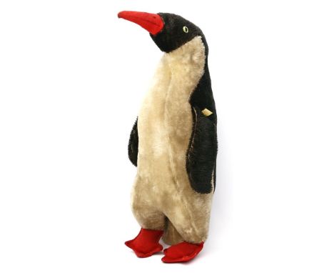 Großer Pinguin, Steiff. Verschiedenfarbiger Mohair und roter Filz, mit eingenähter F. Bespielt und Filz teils mit Mottenschäd