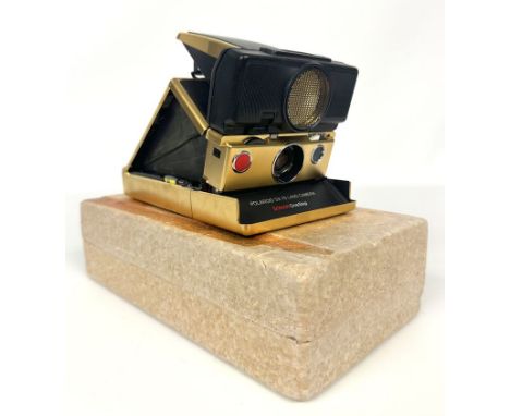 Polaroid-Sofortbild-Kamera. "Sonar" One Step, "SX-70", Gold-Edition. Metall, Kunststoff. Funktion nicht geprüft. Ab 1978. 23,