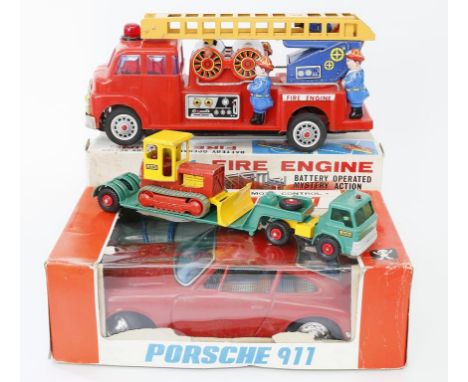 2 Teile Blechspielzeug, Japan und 2 Matchbox-Autos. Battery operated Fire Engine und Porsche 911 Fernlenkauto mit Batteriebet