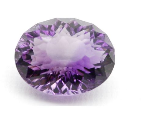 Amethyst, ca. 48,89 ct. Oval im aufwendigen Lasercut. Kräftiges Violett, hohe Reinheit. Uruguay.