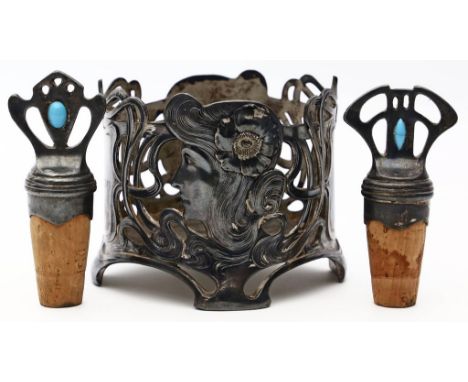 Jugendstil-Flaschenhalter, WMF. Britannia, versilbert (stark angelaufen). Wandung mit Durchbruchdekor, schau- und rückseitig 