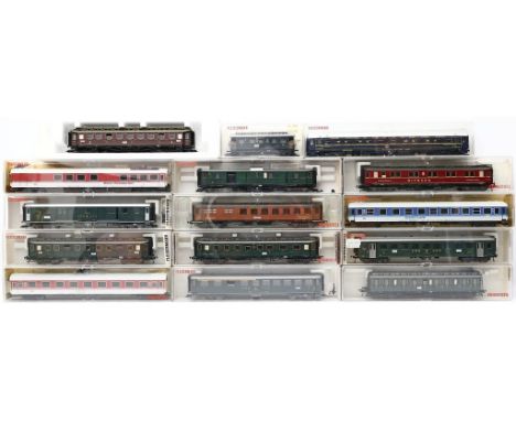 15 div. Personenwagen, Fleischmann H0. Verschiedene Ausführungen und Art.-Nrn. Überwiegen in Originalverpackung. L. bespielt.