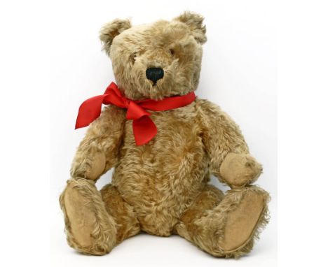 Großer Teddybär, Steiff. Gold-brauner Mohair, bestickte Nase und Glasaugen. Knopf ohne Fahne, 1950-1966. H. 50 cm.