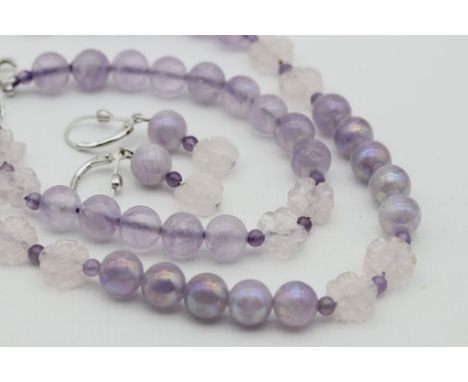 3-teilige Schmuckgarnitur. Wohl Amethyst-Kugeln mit irisierender Beschichtung, D. ca. 8,5 mm, blütenförmige Zwischenperlen wo
