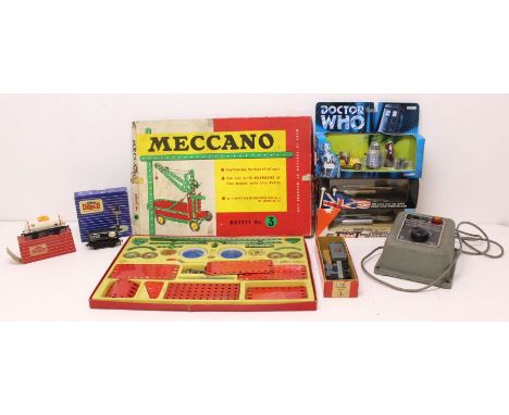 Collectables: A collection of assorted boxed toys and collectables to include: Meccano Outfit No 3, Corgi TY96201, Lledo Thru