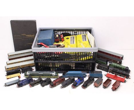 Model Railway: A collection of assorted model railway to include: various Ratio Plastic Models kits, locomotives and coaches 