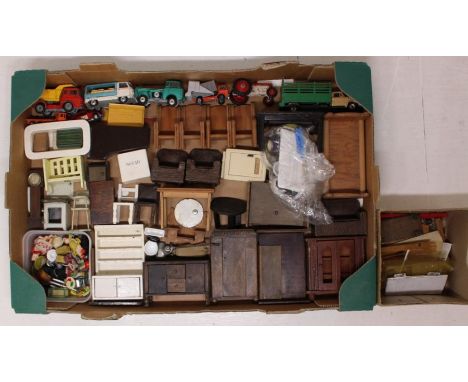 Dolls House: A good collection of assorted mid-20th century dolls house furniture, together with a small collection of assort
