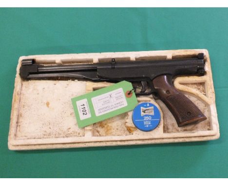 An El Game Centre .177 air pistol, this is a L/H model in original box with rod and pellets, as a post 1939 air weapon the re