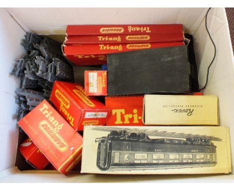 A boxed Hornby Dublo D1 island platform, footbridge, signal cabin, Triang R76 engine shed plus Triang and Rovex boxed rolling