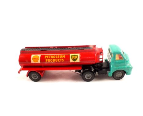 Spot On 158A 10 ton arctic tanker in green, red and black, Shell BP