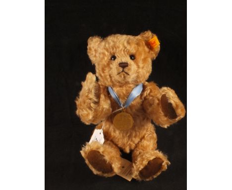 A Steiff 2002 Danbury mint bear