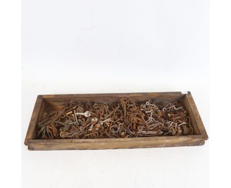 A quantity of Antique and Vintage keys (boxful) 