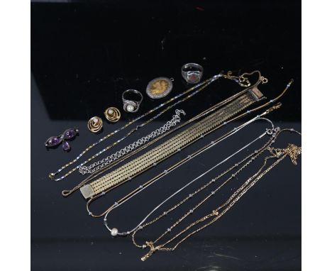 A collection of silver jewellery, to include a sterling silver and enamel military ring, brooches etc 
