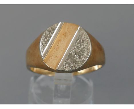 9ct oval bicolour gentleman's signet ring, London 1993, ring size S, 6.9gm