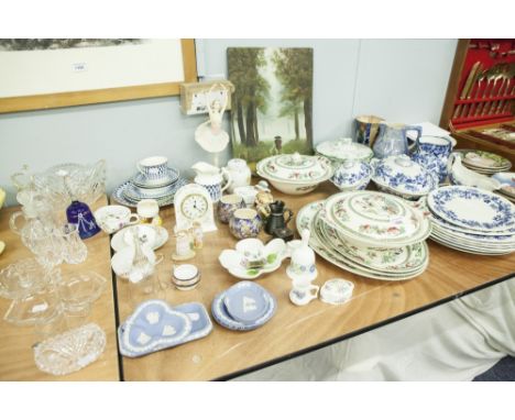 AN ASSORTMENT OF CERAMICS AND GLASSWARE
