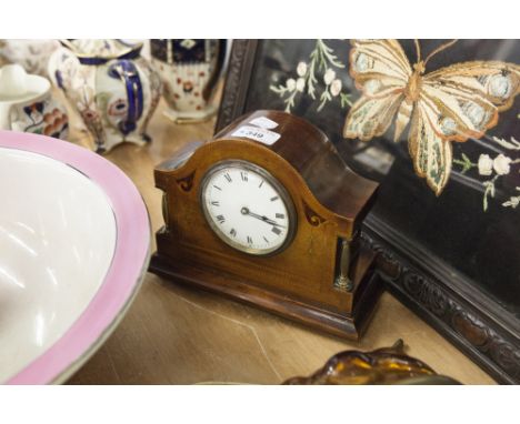 A MAHOGANY AND MARQUETRY CASED MANTEL CLOCK, WHITE DIAL, BLACK ROMAN NUMERALS 