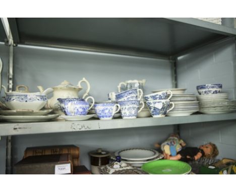 QUANTITY OF POTTERY AND CHINA VARIOUS TO INCLUDE; NINETEENTH CENTURY AND LATER BLUE AND WHITE TEA WARES WILLOW PATTERN VARIOU