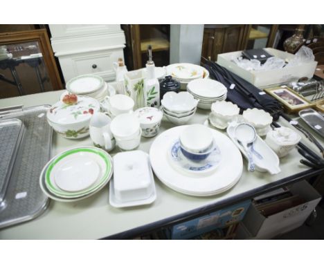 ROYAL DOULTON PART TEA SERVICE, 21 PIECES, ROYAL WORCESTER TUREEN DISH, AND CERAMICS VARIOUS 