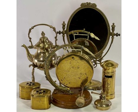 VINTAGE &amp; LATER BRASSWARE GROUP - to include a dinner gong with beater on circular oak stand, 24cms H, pedestal dressing 
