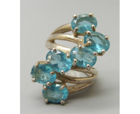A silver and topaz ring, L 