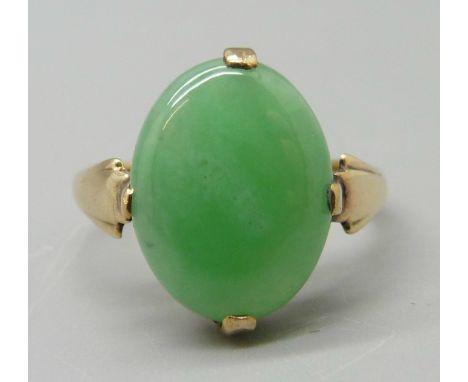 A 9ct gold, oval jade ring, 3.5g, P 