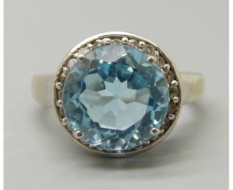 A silver and topaz ring, R 