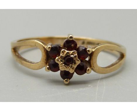A 9ct gold and garnet flower cluster ring, 1.4g, L 