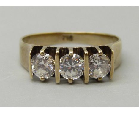 A 9ct gold, three stone ring, 2.2g, K 