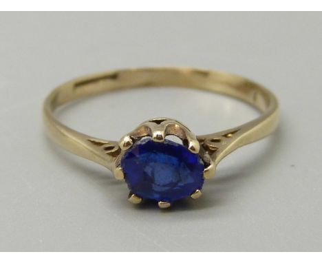 A 9ct gold and sapphire solitaire ring, 1g, M 
