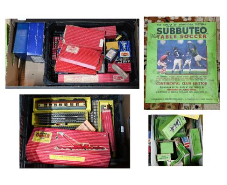 A quantity of vintage Hornby Dublo OO gauge model railways incl; 7032 Denbeigh Castle locomotive; 4620 Breakdown crane; SD6 B