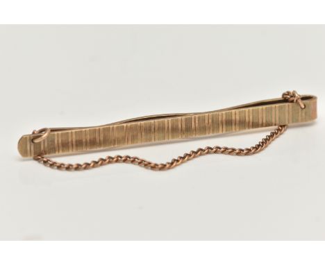 A 9CT GOLD TIE BAR, an engine turned pattern tie bar, fitted with a draping fine curb link chain, approximate length 69mm, ha