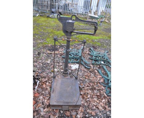A VINTAGE W&amp;T AVERY POTATO SCALES
