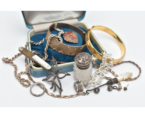 A BAG OF ASSORTED JEWELLERY AND ITEMS, to include a boxed silver hinged bangle, with a diamond cut pattern, slide clasp with 