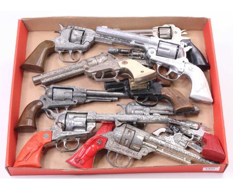 13 loose cap gun and cowboy model pistols to include a Lonestar Night Rider, a Crescent Toys Rustler 45, a Made in Great Brit