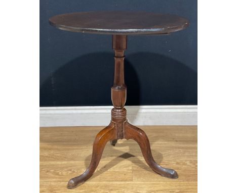 A George III oak tripod occasional table, 69.5cm high, the top 58.5cm diameter 