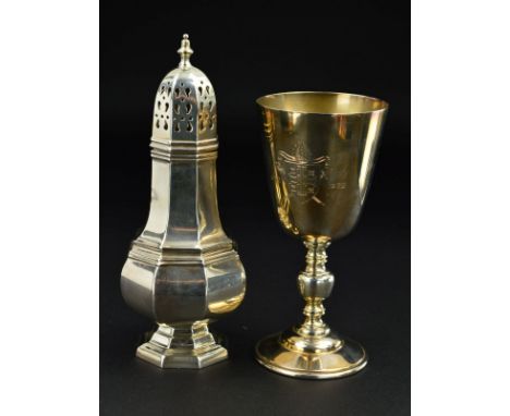 AN ELIZABETH II SILVER SUGAR CASTOR, of octagonal baluster form, knopped finial on pull off cover, maker K F Birmingham 1972,