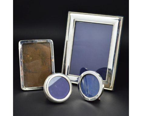 AN ELIZABETH II SILVER MOUNTED RECTANGULAR PHOTOGRAPH FRAME, beaded rim, easel back, inner dimensions 16.6cm x 12cm, sponsor'