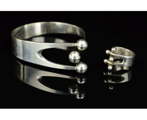 A MID TO LATE 20TH CENTURY ANNA GRETA EKER VINTAGE MODERNIST CROWN JESTER RING AND BANGLE MATCHING SET, ring size M, bangle m