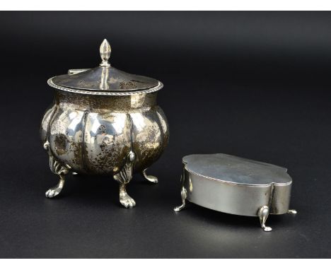 AN EDWARDIAN SILVER CIRCULAR TRINKET BOX, finial above domed hinged cover, gadrooned rim, lobed body on four cabriole legs wi