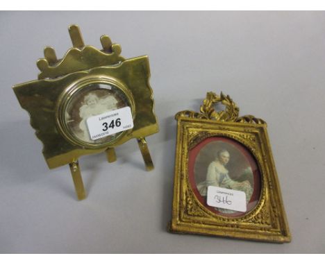 Small early 20th Century brass easel photograph frame together with a small giltwood photograph frame