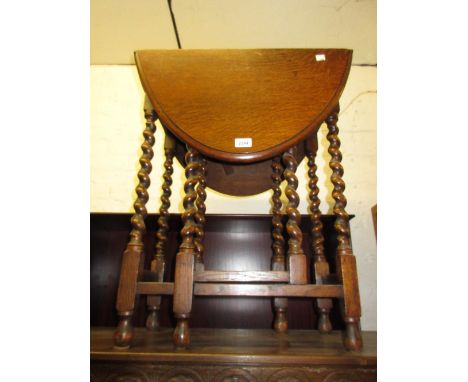 Small early 20th Century oak gate leg table on barley twist supports