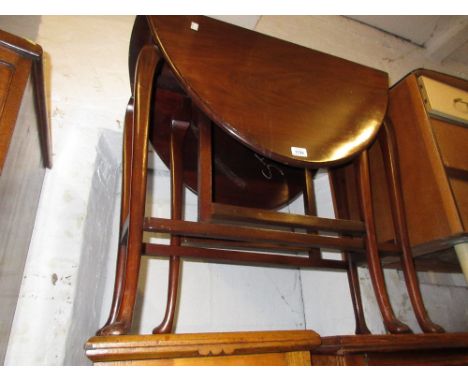 20th Century mahogany oval gate leg dining table
