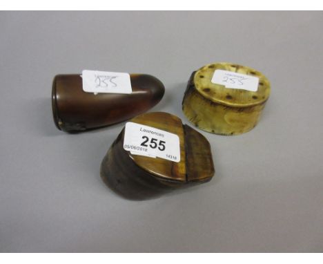 Antique snuff box formed from a hoof, together with two horn snuff boxes