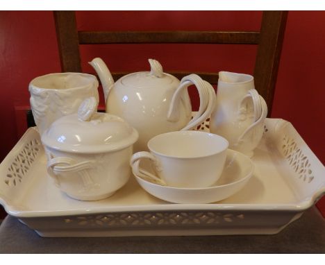 A reproduction Leeds creamware solo tea set on tray.
