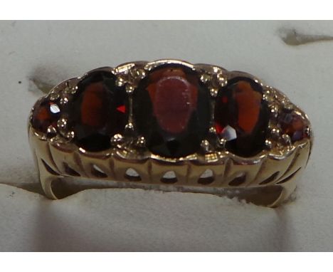 9ct Antique style garnet 5 stone ring