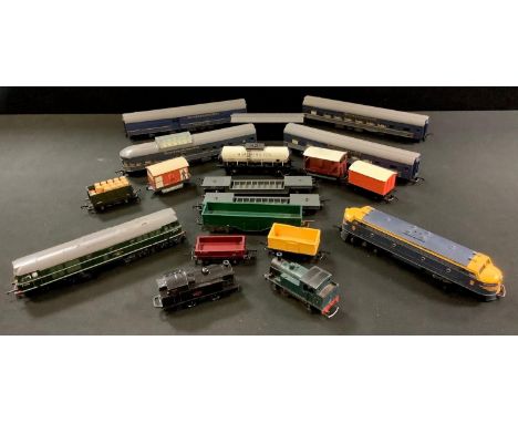 Triang 00 gauge - R357 loco; Tri-ang RS34-PO Transcontinental Diesel Passenger Set (blue/yellow); other rolling stock; a cloc