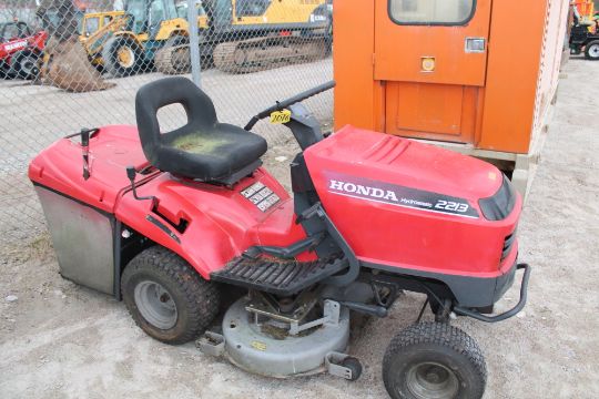 Sale Item: Honda 2213 Hydrostatic Ride On Mower Vat Status: Plus Vat 